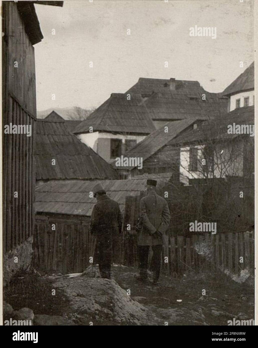 General der Infanterie Kövess von Kövessháza bei einem Spaziergang. . Stockfoto