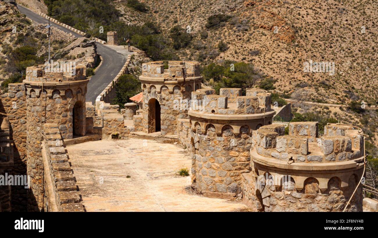 Landschaft der Bateria de Castillitos auf einem Hügel unter Das Sonnenlicht in Spanien Stockfoto