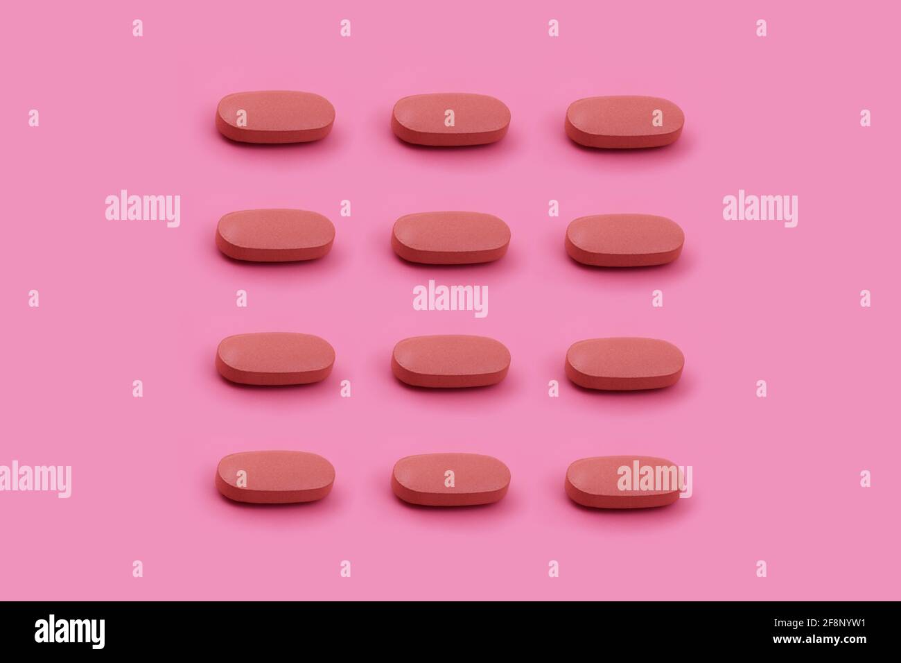 Ovale Form Pharmazeutische Medizin Tablette auf einem rosa Hintergrund, Medizin kreative Konzepte Minimal Stil mit bunten Papier Hintergrund Stockfoto