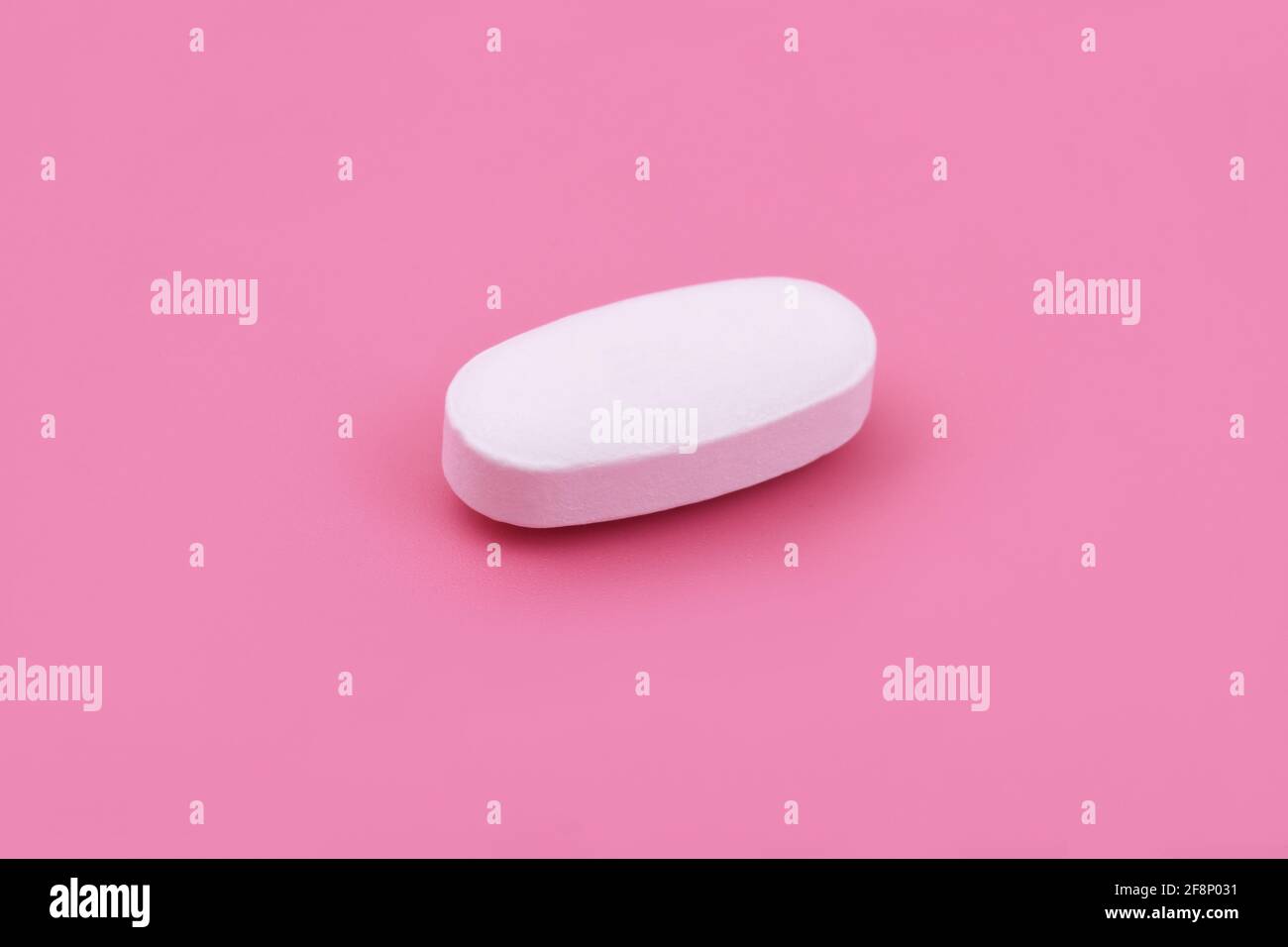 Weiß Pharmazeutische Medizin Tablette auf rosa Hintergrund, Draufsicht Flat Lay Copy space Medizin Konzepte Baby rosa Farbe Hintergrund Stockfoto