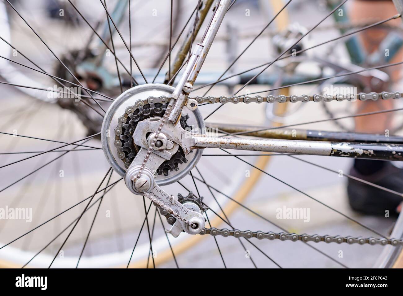 niedersulz, österreich, 12. juni 2016, Klassische Schaltung fichtel und  sachs auf einem alten Rennrad beim Oldtimer-Radevent in velo veritas  Stockfotografie - Alamy