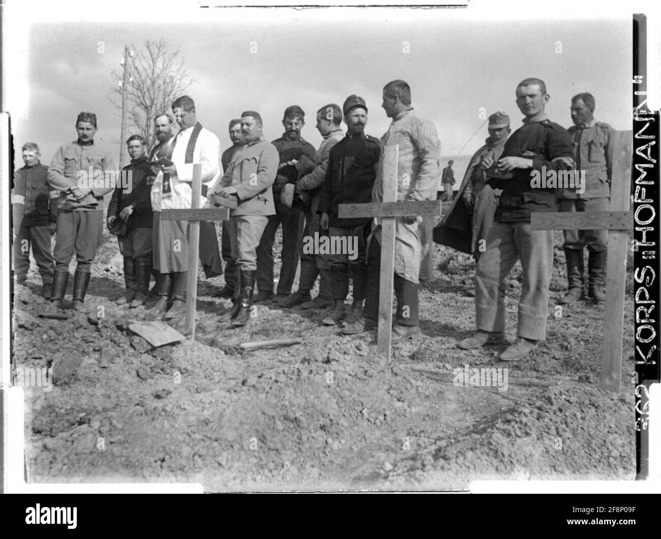 Begräbnis gefallener Soldaten Begräbnis gefallener Soldaten; wahrscheinlich in der Umgebung von Oporzec und Tuchla, Galizien, Karpaten; Fotograf: Korps Hofmann. Stockfoto