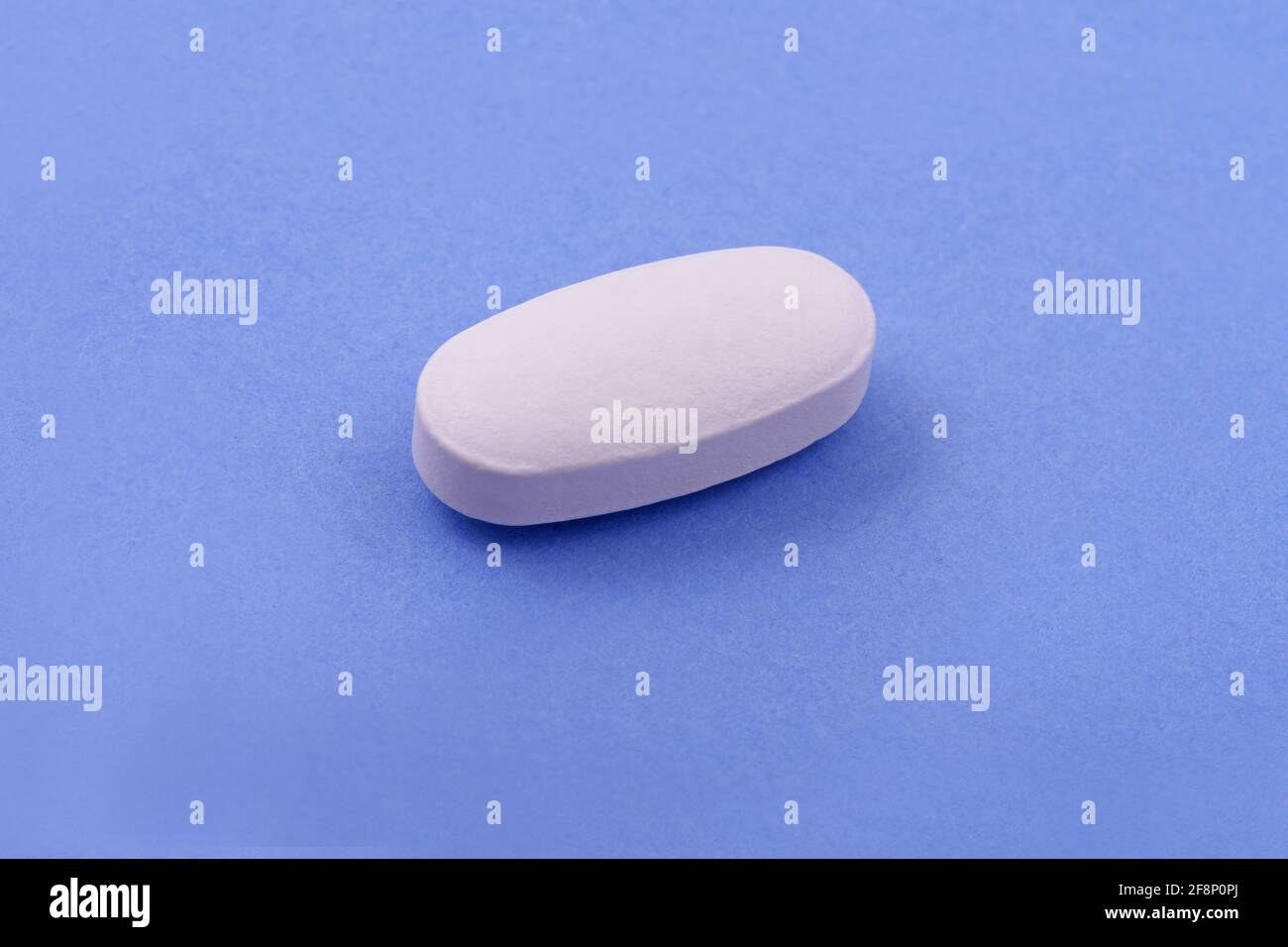 White Pharmazeutische Medizin Tablette auf blauem Hintergrund, Draufsicht Flat Lay Copy Space Medizin Konzepte Hellblauer Hintergrund Stockfoto