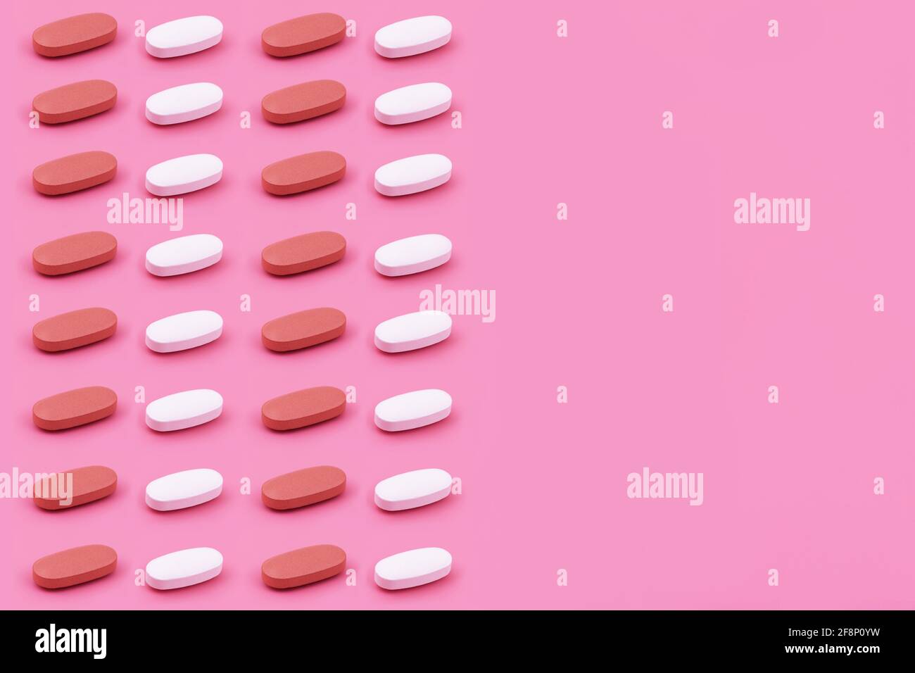 Ovale Form Pharmazeutische Medizin Tablette auf einem rosa Hintergrund, Medizin kreative Konzepte Copy Space Minimal Stil mit bunten Papier Hintergrund Stockfoto