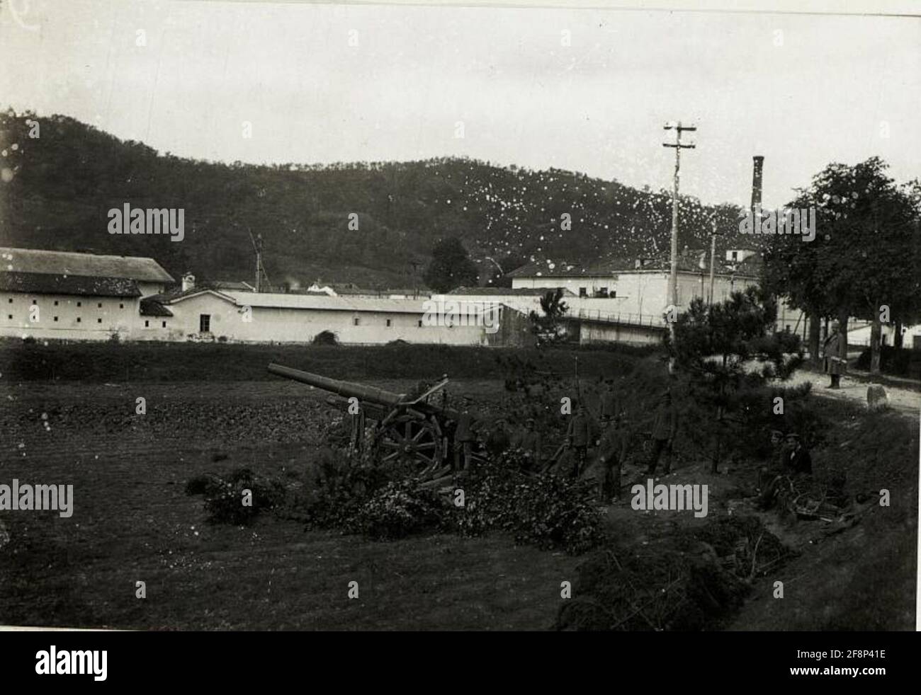 Deutsche 13cm Kanone am südlichen Isonzoufer bei Görz gegen Gradisca-Abschuss, 25.10.1915. . Stockfoto