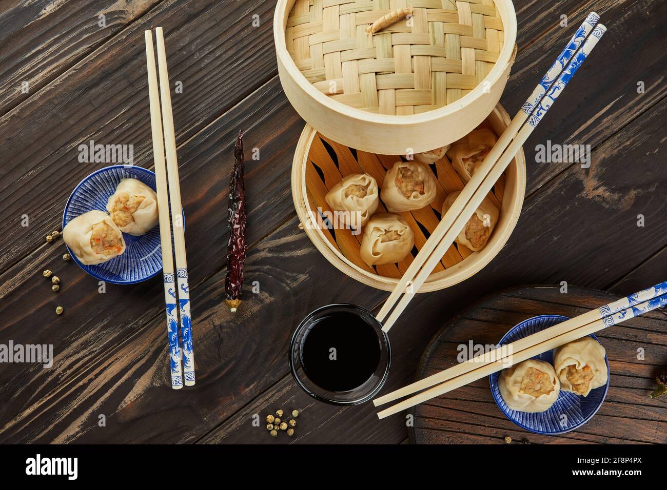 Shumai Shaomai Chinesisches Fleischknödel gedünstetes Gericht in Bambus-Dampfgarer-Box. Essstäbchen und Dimmen. Stockfoto