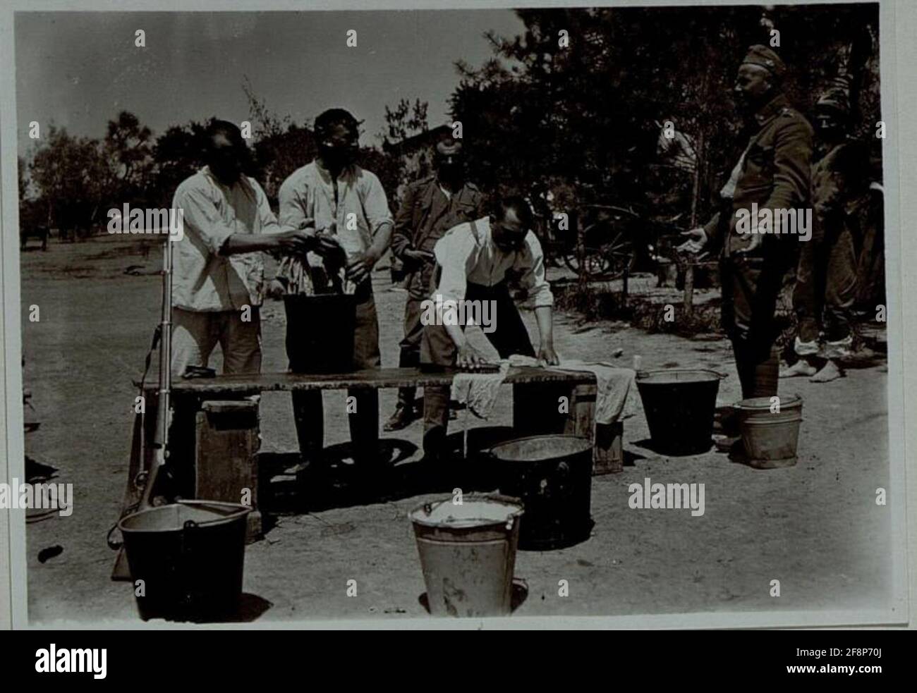 Nicht verknüpftes Foto, Soldaten beim Waschen der Wäsche. Stockfoto