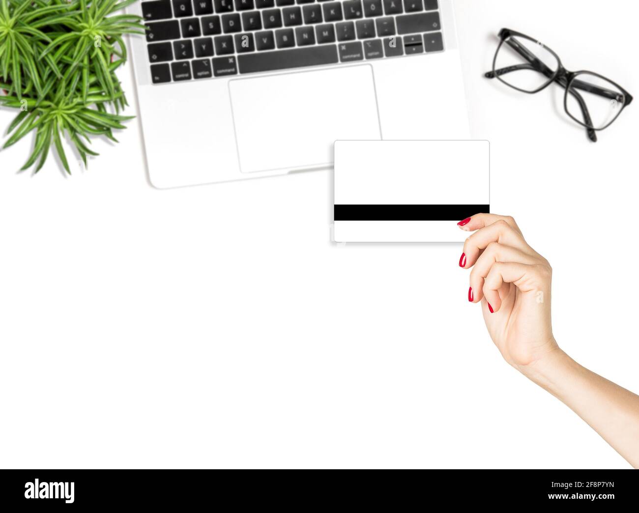 Online-Shopping-Konzept. Weibliche Hand mit Kreditkarte. Mode flach Lay Blog Social Media Stockfoto