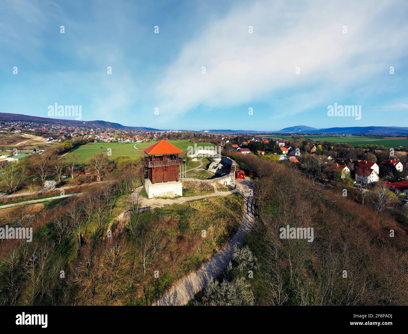 Burgruinen in Solymar Stadt Ungarn. Historische Ruinen in der Nähe von Budapest. Fantastische Panorama-Luftaufnahme über diesen Ort Stockfoto