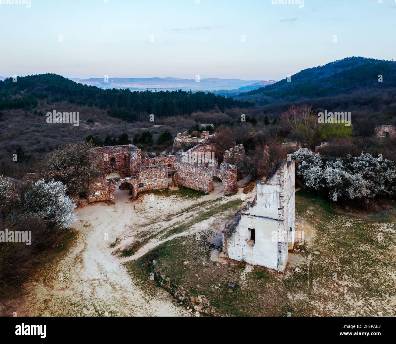 Diese Ruinen sind die Burg von Eger Kopie. Gemacht für die historischen ungarischen Filmaufnahmen. Der Film ist die siegle von Schloss Eger. Stockfoto