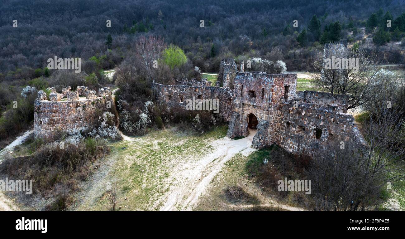 Diese Ruinen sind die Burg von Eger Kopie. Gemacht für die historischen ungarischen Filmaufnahmen. Der Film ist die siegle von Schloss Eger. Stockfoto