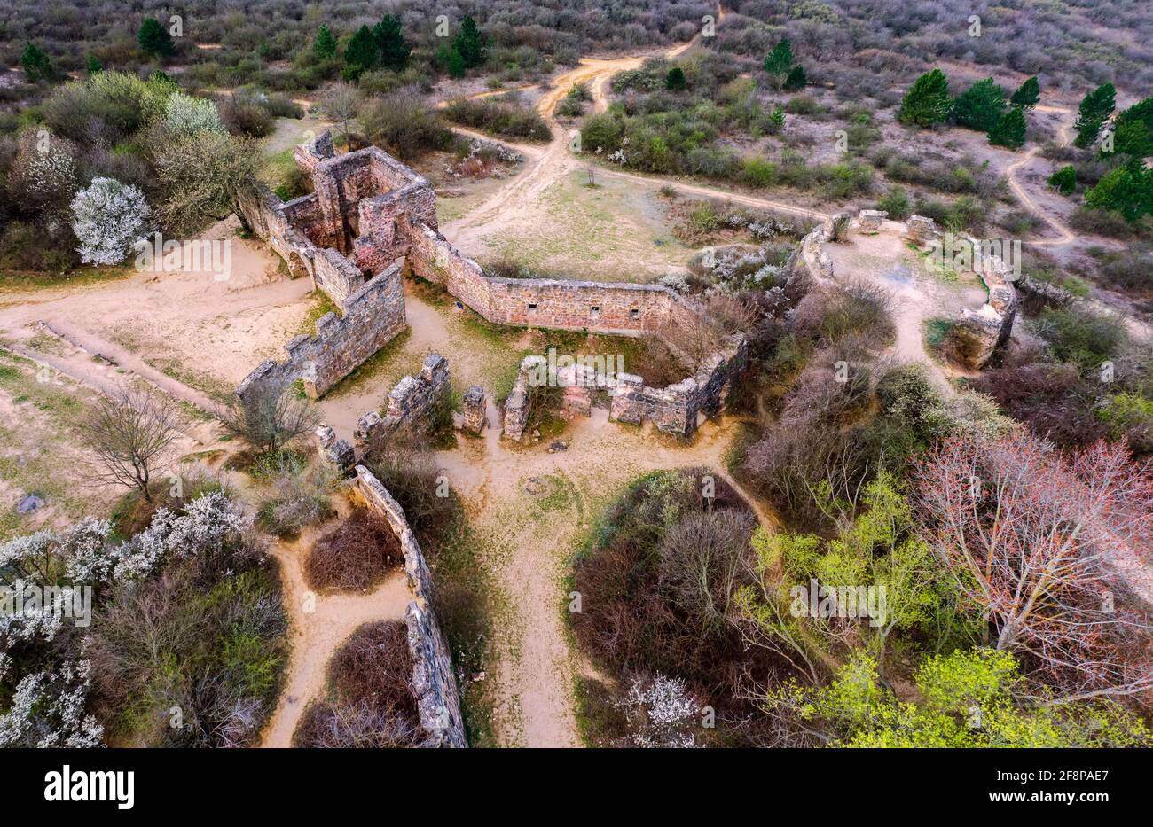 Diese Ruinen sind die Burg von Eger Kopie. Gemacht für die historischen ungarischen Filmaufnahmen. Der Film ist die siegle von Schloss Eger. Stockfoto