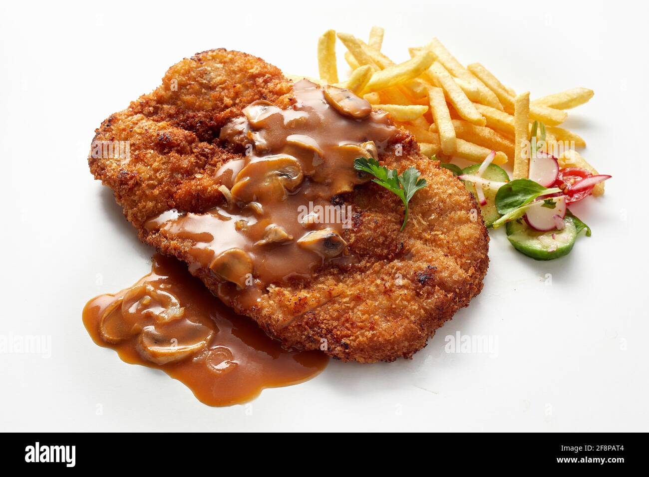 Nahaufnahme des traditionellen deutschen Kalbsschnitzels mit aromatischem Chasseur Sauce mit Champignons serviert mit Pommes Frites und Salat Stockfoto