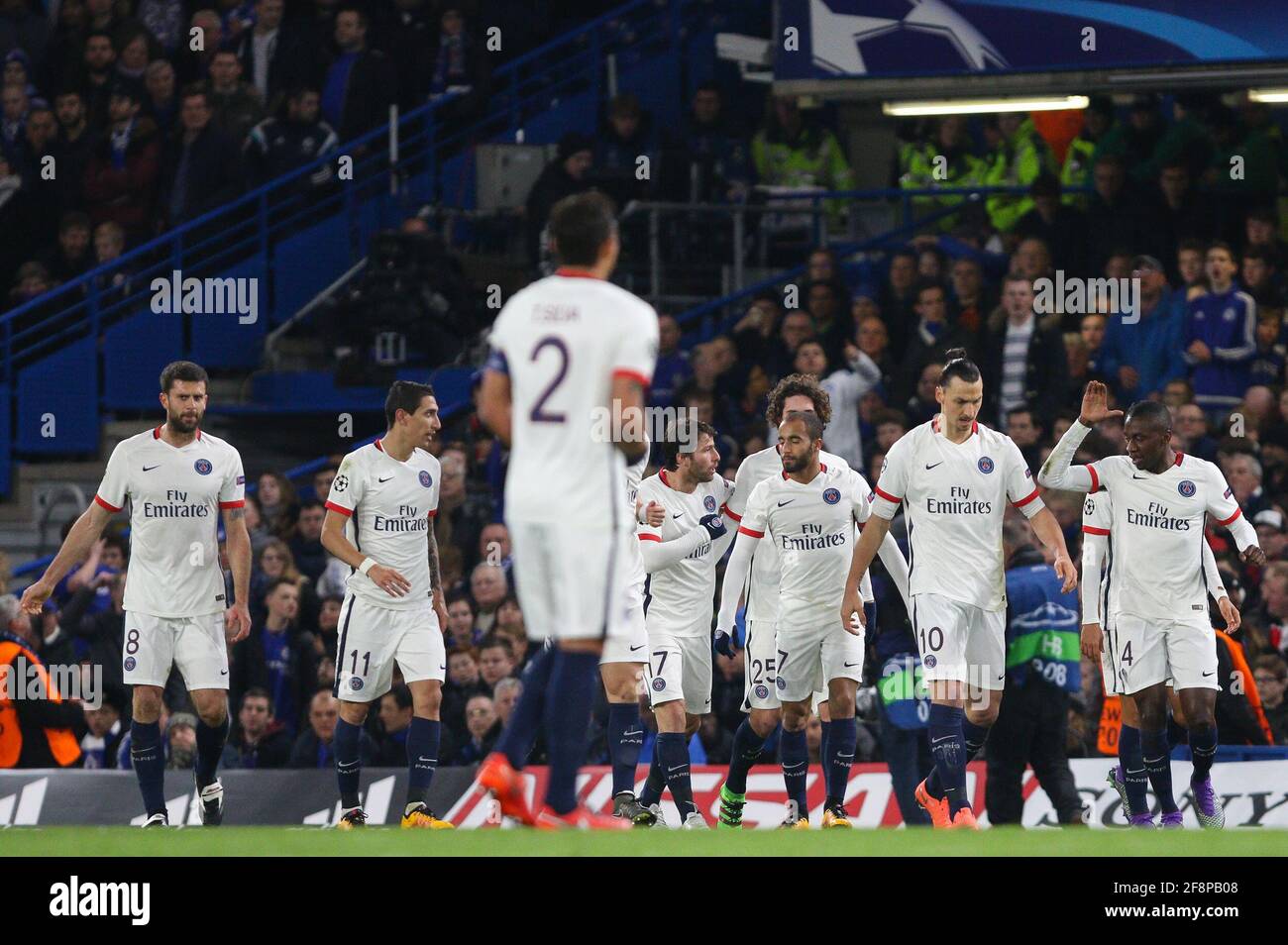 Zlatan Ibrahimovic aus Paris Saint-Germain (10) führt die Feierlichkeiten nach dem Tor an, das Adrien Rabiot während des UEFA Champions League-Spiels 16 zwischen Chelsea und Paris Saint-Germain in der Stamford Bridge in London erzielte. 9. März 2016. Stockfoto