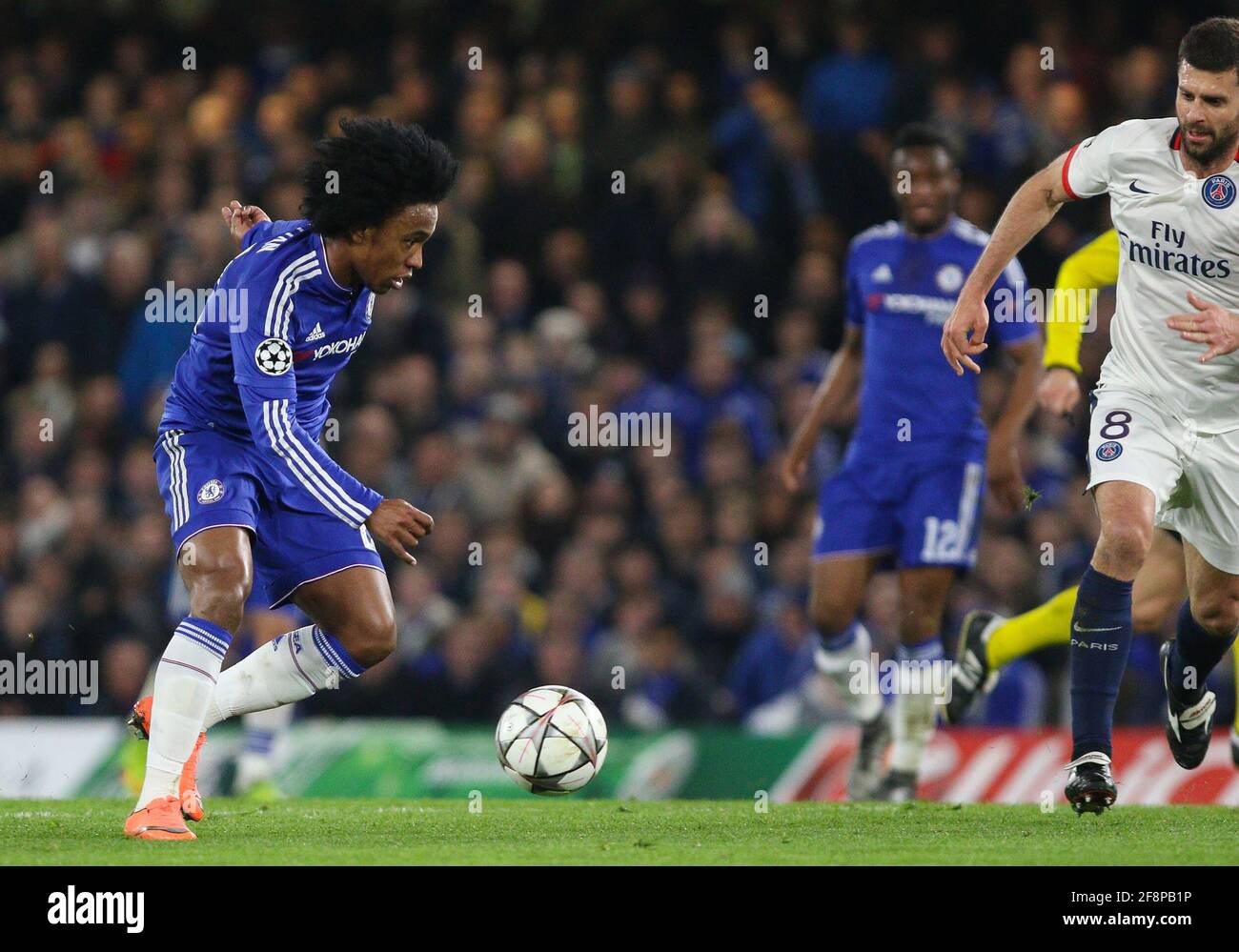 Willian von Chelsea (links) beim UEFA Champions League-Spiel 16 zwischen Chelsea und Paris Saint-Germain auf der Stamford Bridge in London am Ball. 9. März 2016. Stockfoto