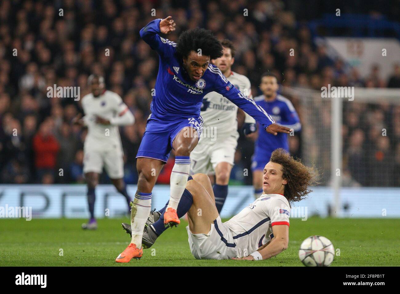 Willian von Chelsea (blau) fordert David Luiz von Paris Saint-Germain während des UEFA Champions League-Spiels 16 zwischen Chelsea und Paris Saint-Germain auf der Stamford Bridge in London heraus. 9. März 2016. Stockfoto