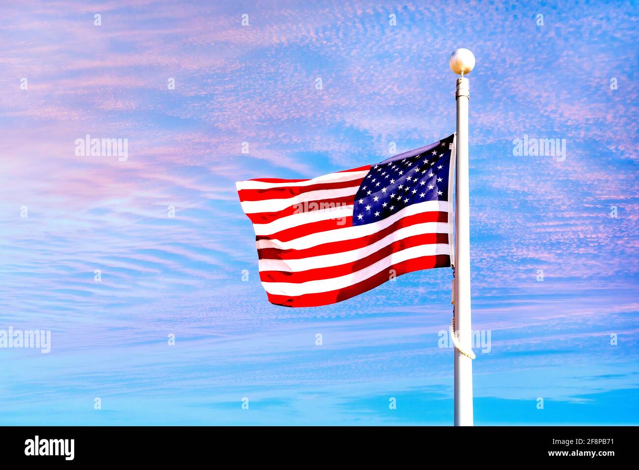 Amerikanische Flagge bei Sonnenuntergang, San Diego, Kalifornien Stockfoto