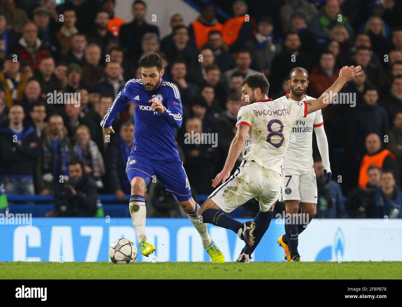 Cesc Fabregas von Chelsea (links) überspringt Thiago Motta von Paris Saint-Germain (8) während des UEFA Champions League-Spiels von 16 zwischen Chelsea und Paris Saint-Germain auf der Stamford Bridge in London. 9. März 2016. Stockfoto