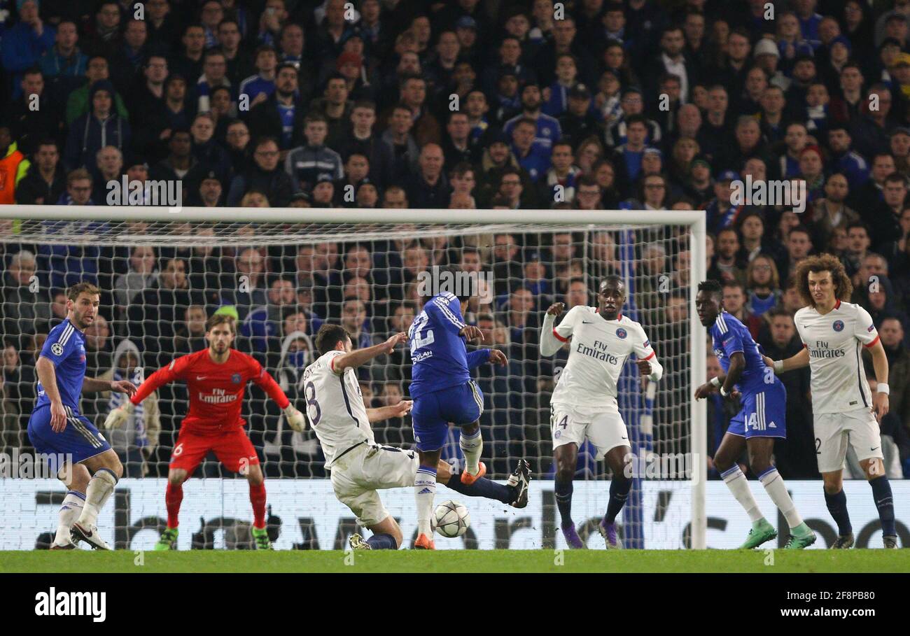 Willian von Chelsea schießt während des UEFA Champions League-Spiels von 16 zwischen Chelsea und Paris Saint-Germain auf der Stamford Bridge in London. 9. März 2016. Stockfoto