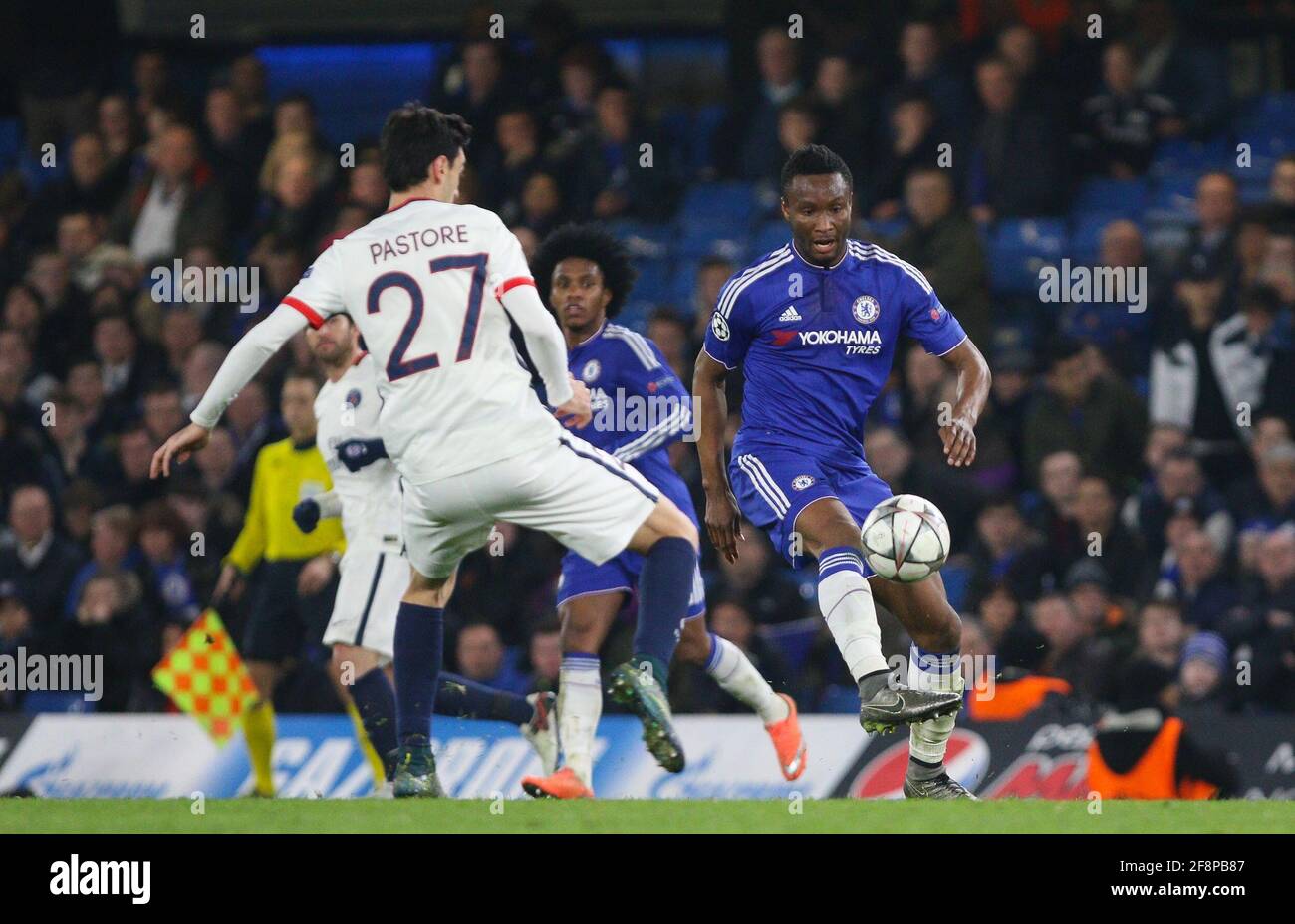 Mikel John Obi (blau) übergibt den Ball während des UEFA Champions League-Spiels 16 zwischen Chelsea und Paris Saint-Germain an der Stamford Bridge in London. 9. März 2016. Stockfoto