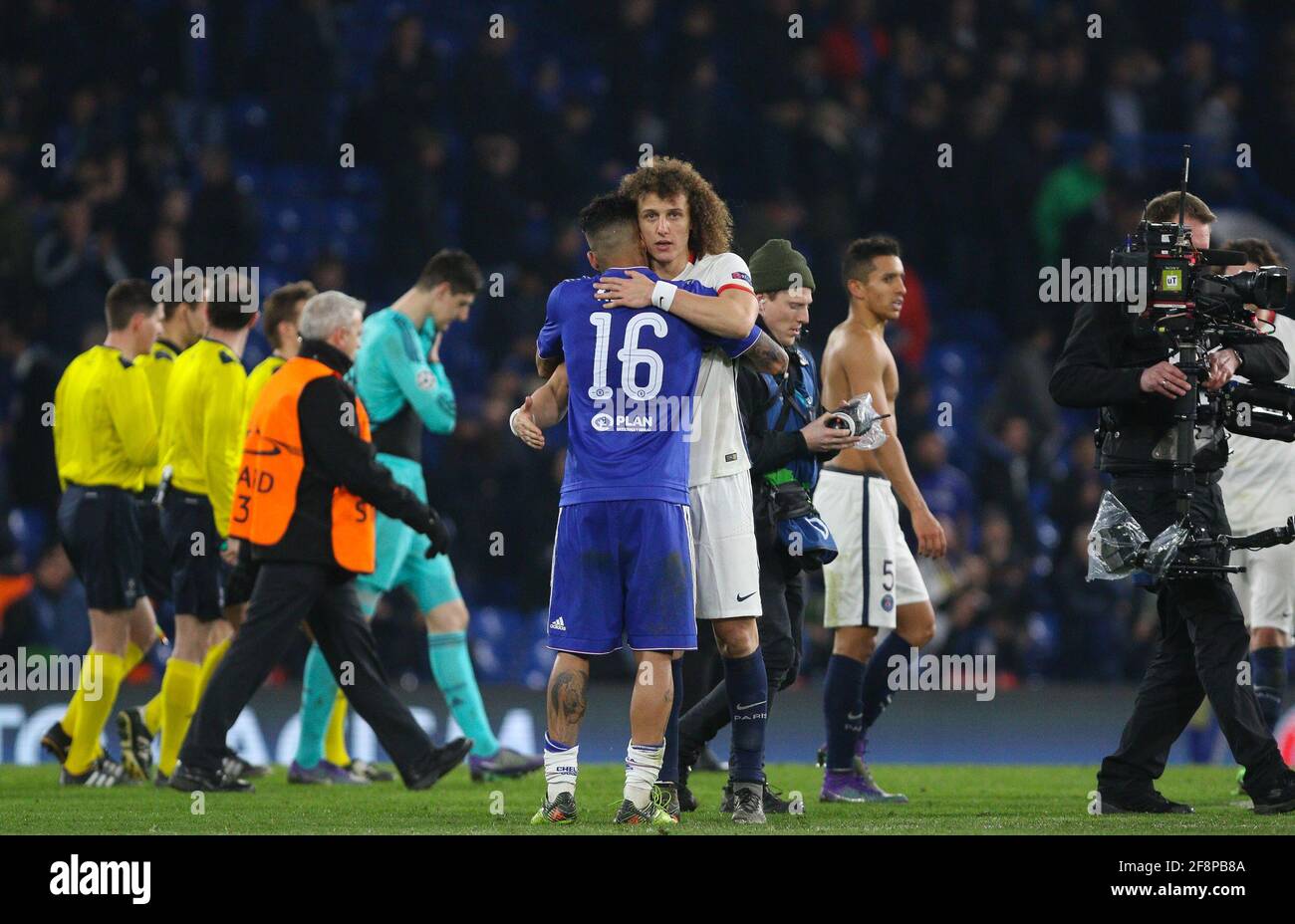 David Luiz von Paris Saint-Germain (weiß) tröstet Kenedy von Chelsea nach dem letzten Pfiff während der UEFA Champions League-Runde von 16 zwischen Chelsea und Paris Saint-Germain in der Stamford Bridge in London. 9. März 2016. Stockfoto