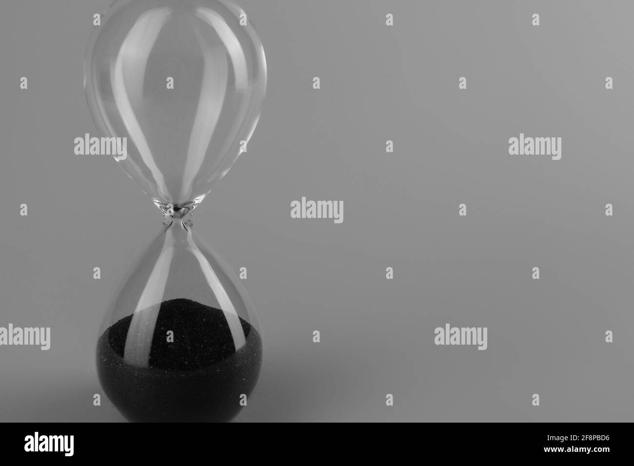 Schwarzweiß-Foto der Sanduhr Nahaufnahme Stockfoto