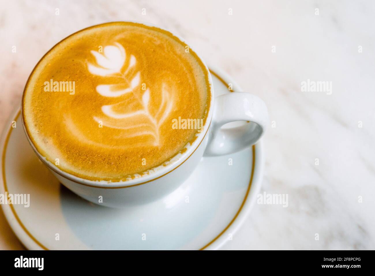 Direkt über der Kaffee auf weißem Hintergrund Stockfoto