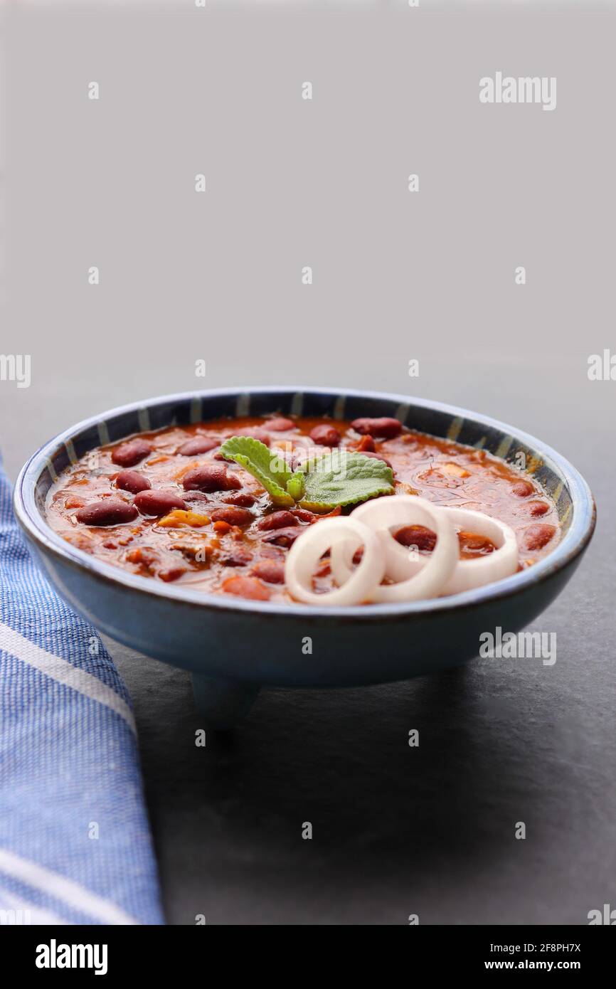 Rajma ist ein beliebtes nordindisches Essen. Rajma ist eine rote Bohnen mit Sockeln, die mit Zwiebeln, Tomaten und einer speziellen Gewürzmischung gekocht wird. Stockfoto