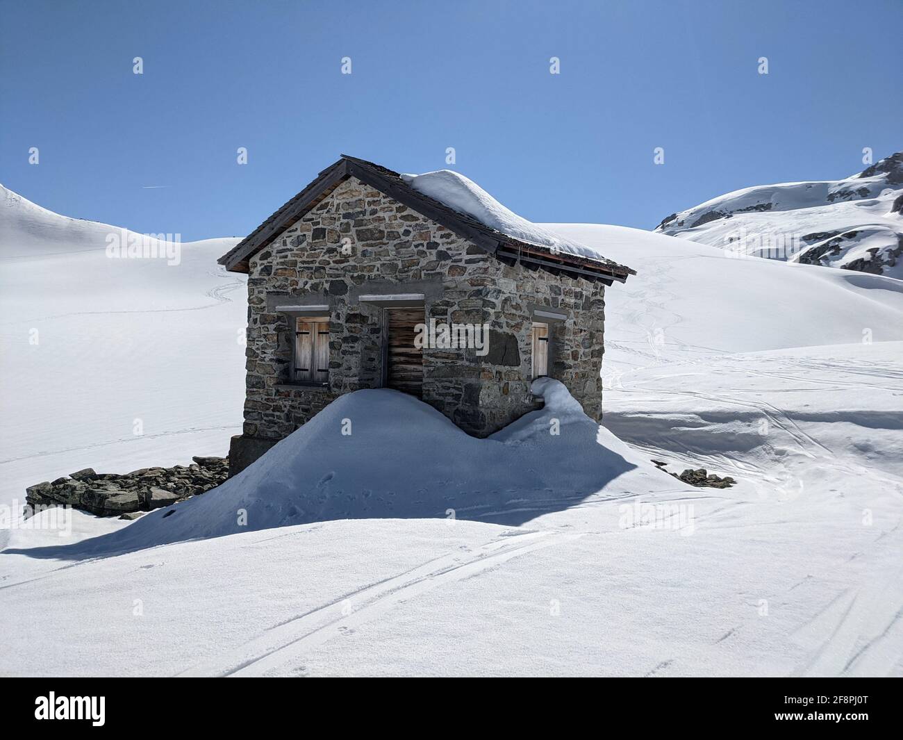 Skitour in österreich nahe der Grenze zur schweiz. Altes Zollhaus am Plasseggen Pass. Wunderbare Winterlandschaft Stockfoto