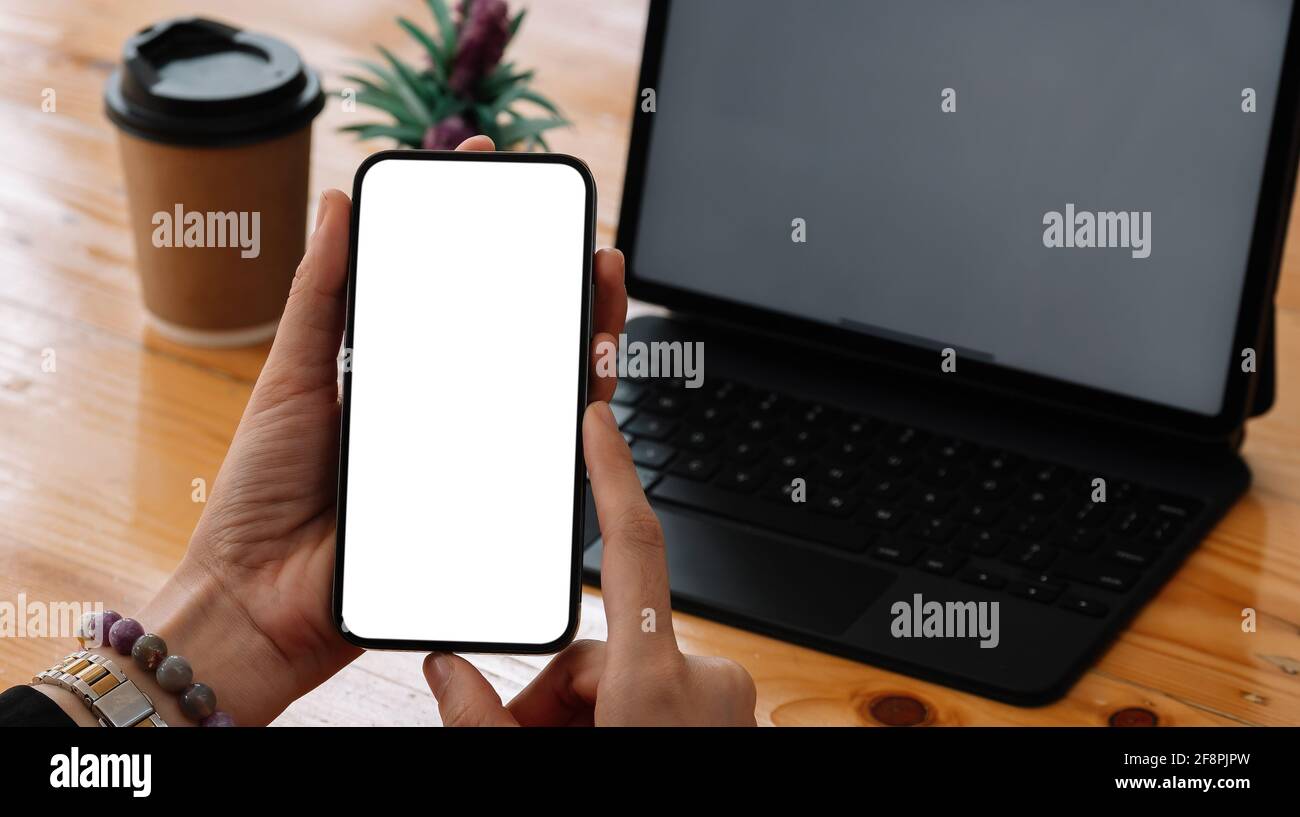 Frau mit Smartphone. Leerer Bildschirm Mobiltelefon für Grafik-Display montage.networking Service Stockfoto