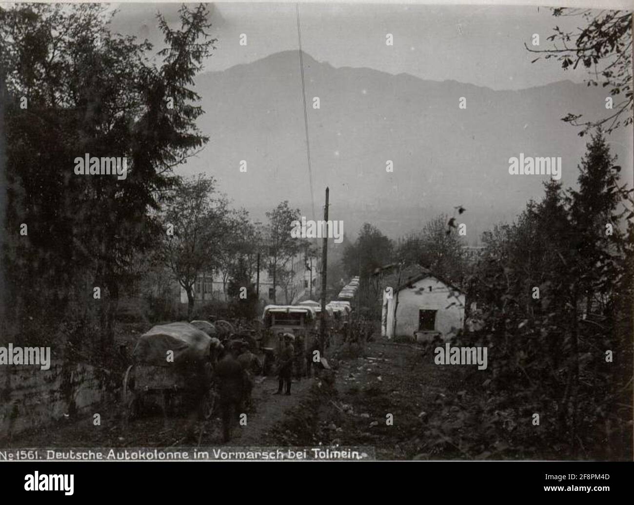 Deutsche Autokolonne im Voraus in Tolmein. . Stockfoto
