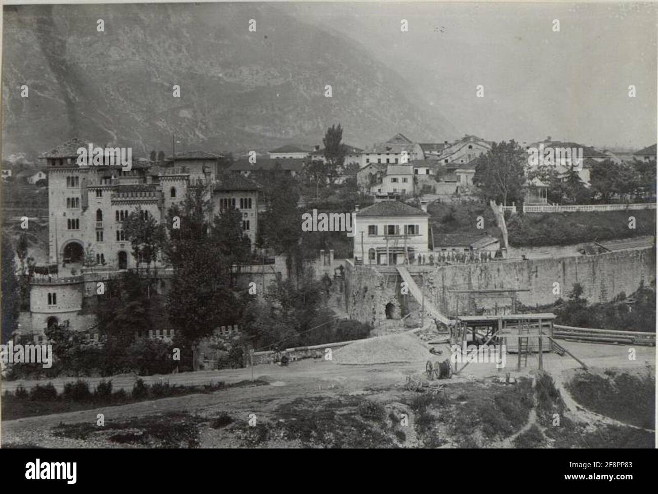 Brücke in den Alpen. Stockfoto