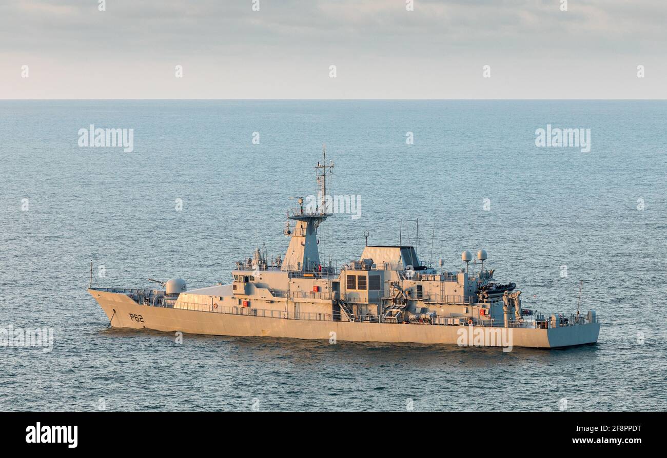 Myrtleville, Cork, Irland. April 2021. Das warme Morgenlicht beginnt das Naval Service-Schiff LÉ James Joyce zu erleuchten, während es in Myrtleville, Co. Cork, Irland, vor Anker liegt. - Credit; David Creedon / Alamy Live News Stockfoto