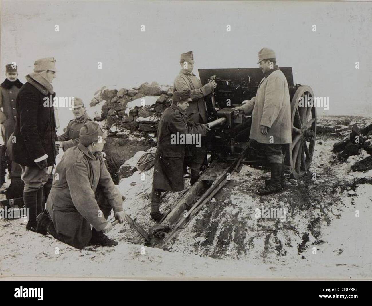 9 cm Feldkanonen-Regiment 30/2 in Kotolostrika . Stockfoto