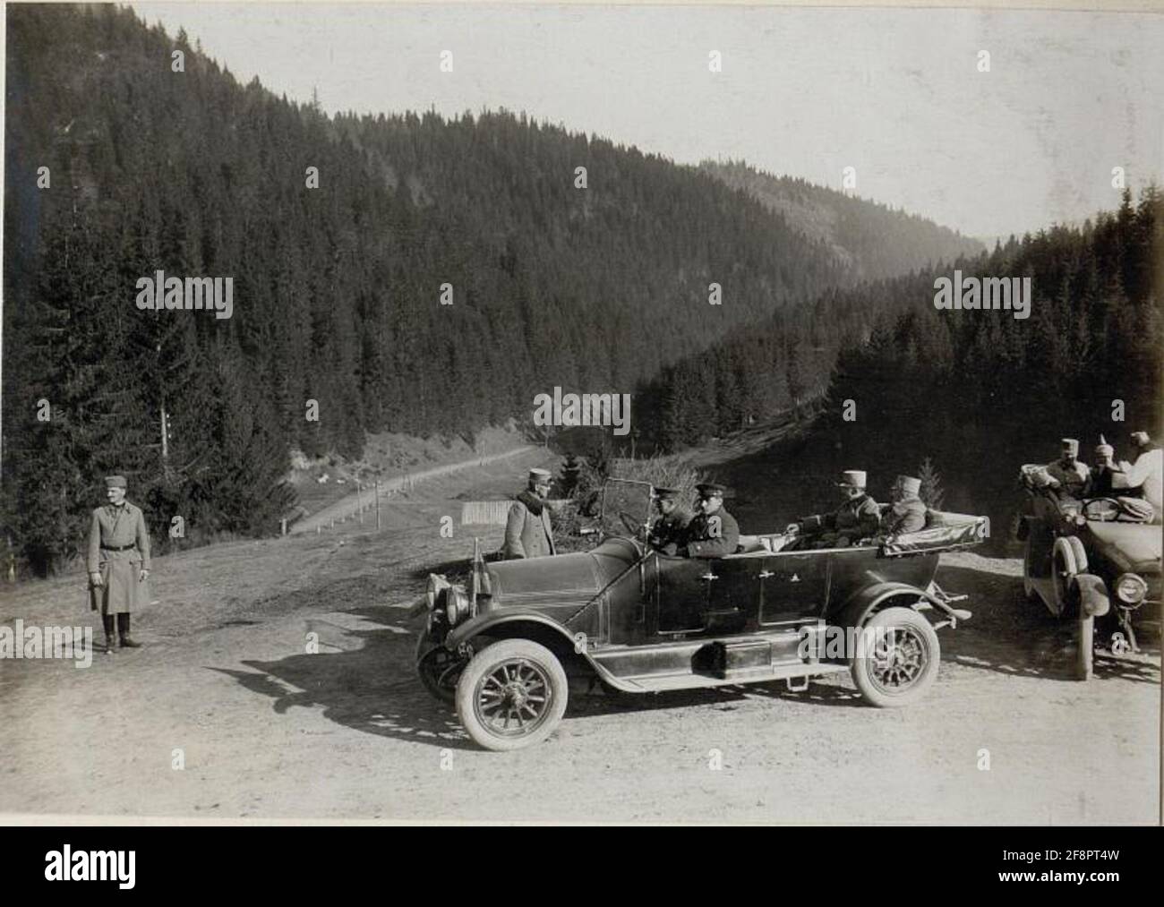 Straße über den Tölgyes Pass 14.11.16. Erzherzog Karl war ab Juni 1916 Oberbefehlshaber eines Abschnitts der Ostfront und kommandierte mehrere Armeen zwischen Brody und den Karpaten. Als Teil dieses Kommandanten inspizierte Erzherzog Karl seine zugehörigen Einheiten. Stockfoto