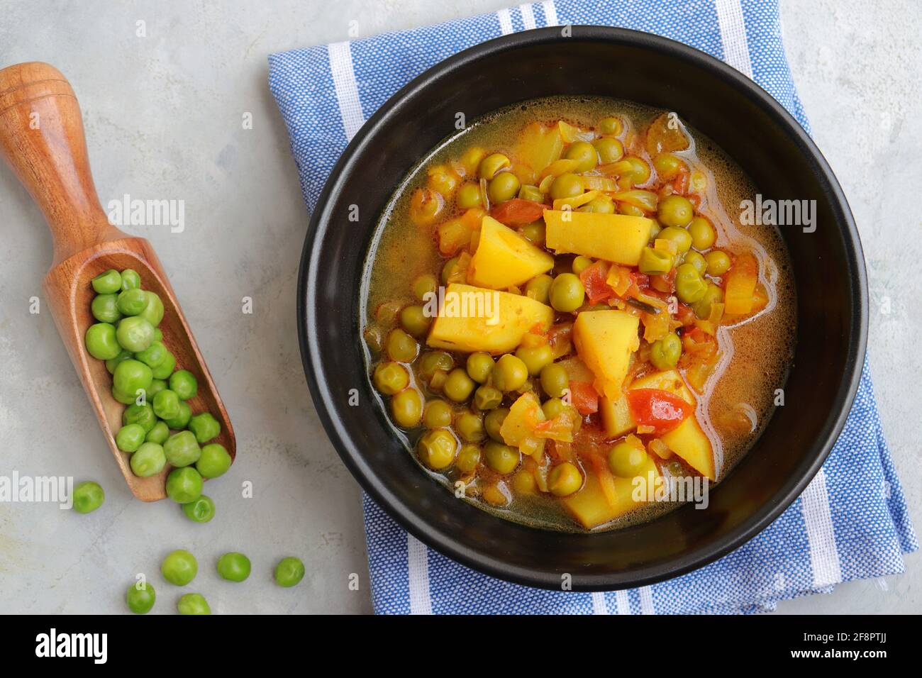 Indischer beliebter hausgemachter Aloo Matar. Kartoffeln und Erbsen-Papüree. Vatana batata bhaji oder sabzi. Mit Kochzutaten zusammen mit Kopierraum. Stockfoto