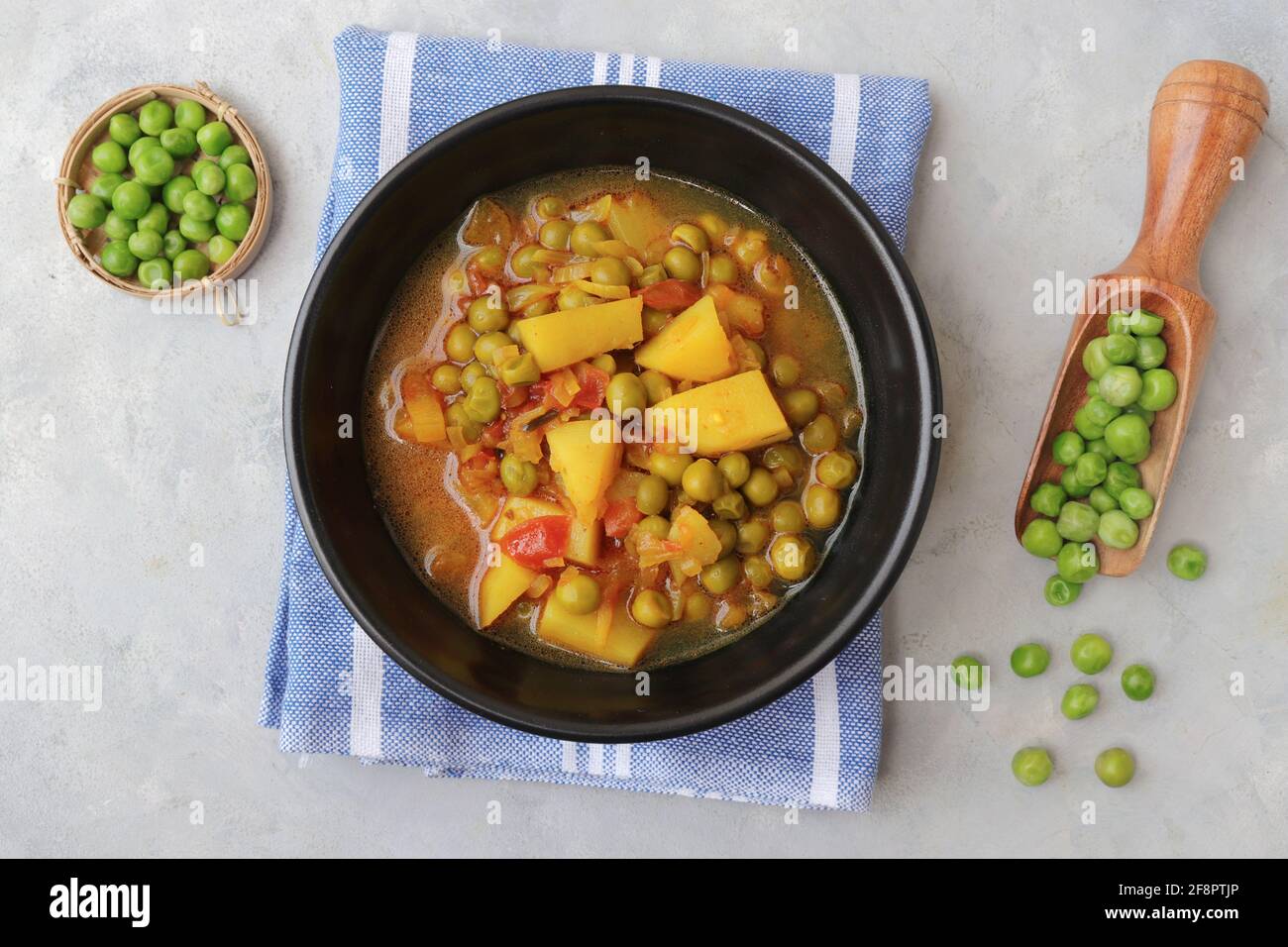 Indischer beliebter hausgemachter Aloo Matar. Kartoffeln und Erbsen-Papüree. Vatana batata bhaji oder sabzi. Mit Kochzutaten zusammen mit Kopierraum. Stockfoto