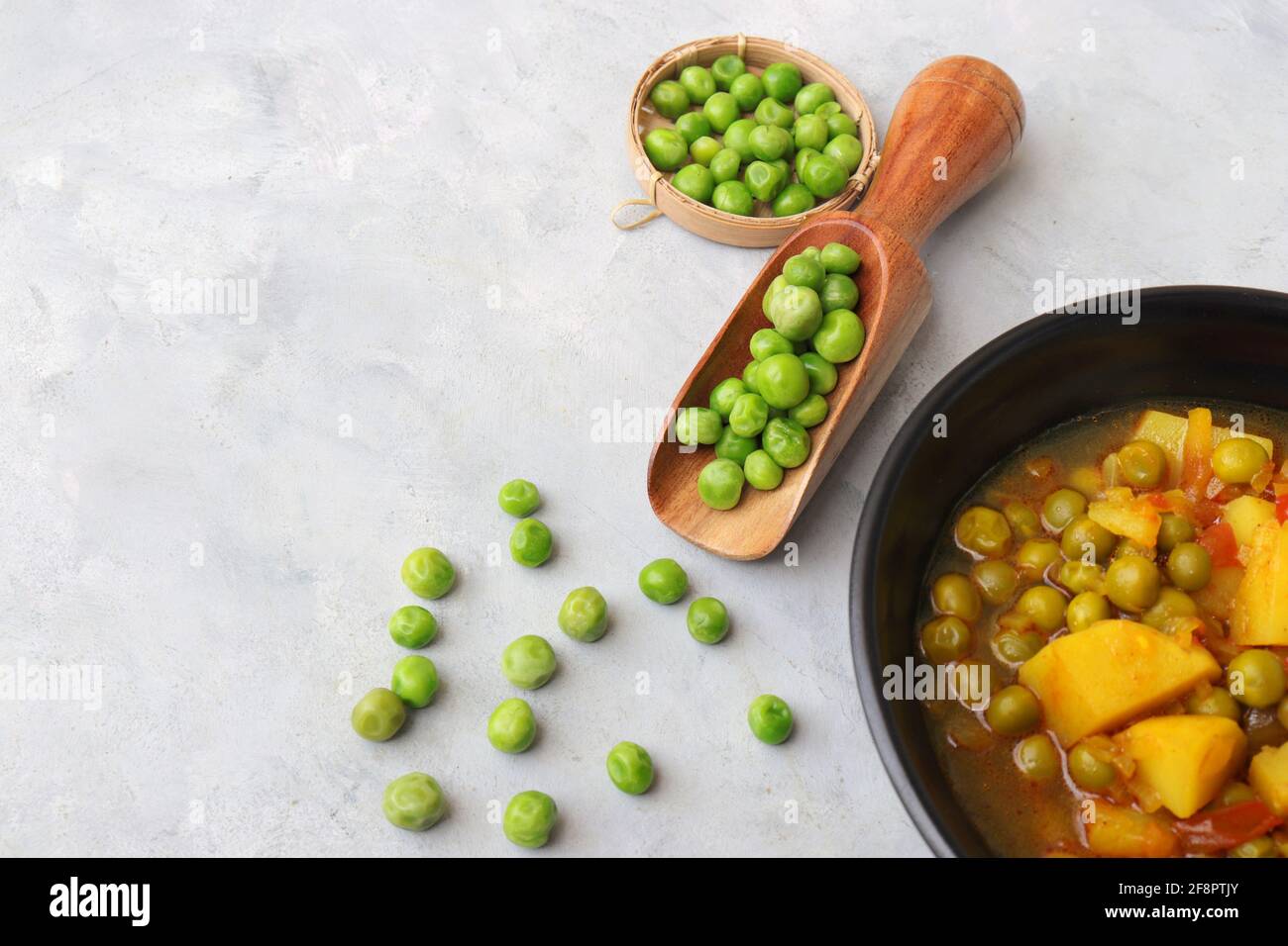 Indischer beliebter hausgemachter Aloo Matar. Kartoffeln und Erbsen-Papüree. Vatana batata bhaji oder sabzi. Mit Kochzutaten zusammen mit Kopierraum. Stockfoto