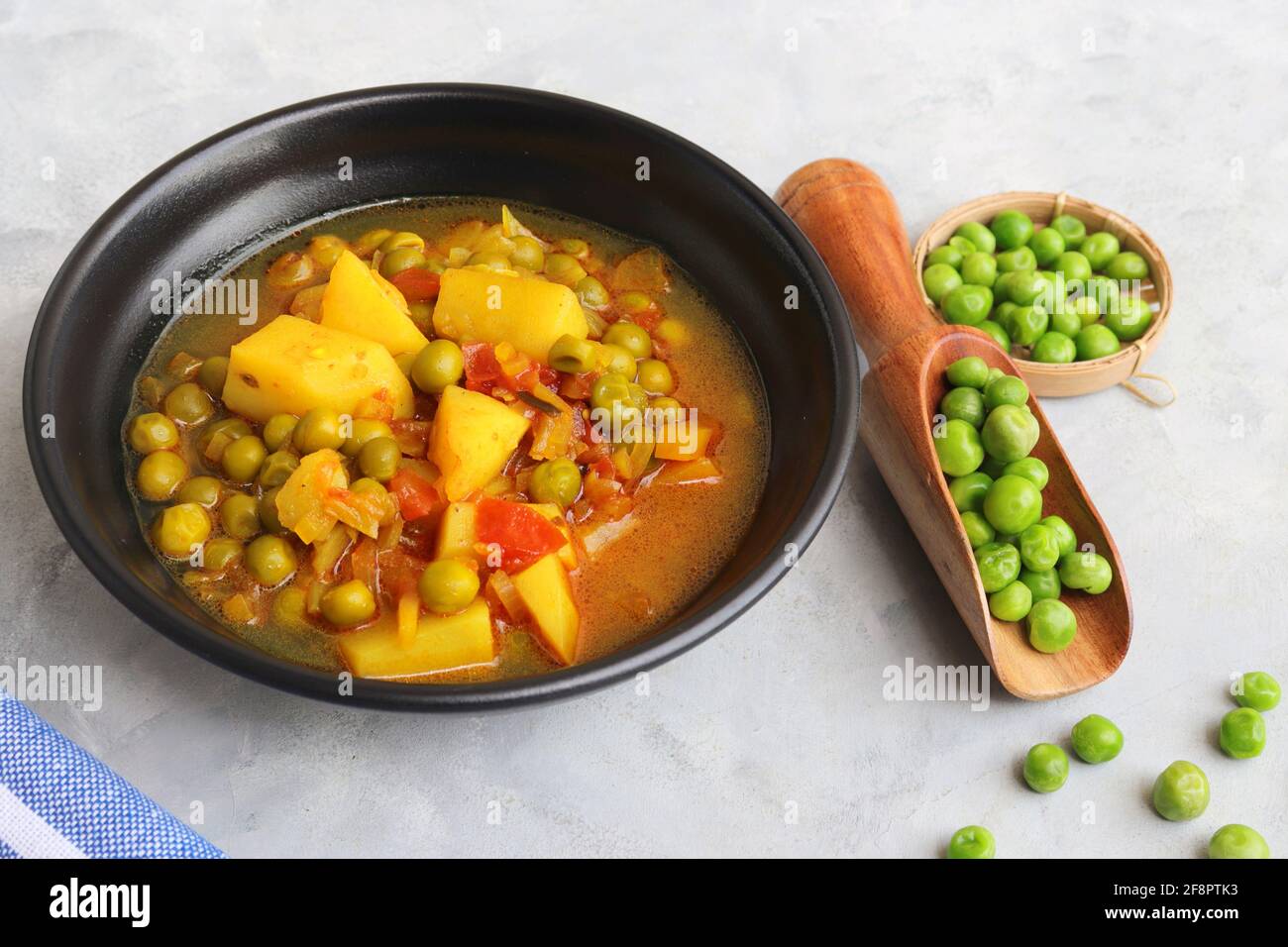 Indischer beliebter hausgemachter Aloo Matar. Kartoffeln und Erbsen-Papüree. Vatana batata bhaji oder sabzi. Mit Kochzutaten zusammen mit Kopierraum. Stockfoto