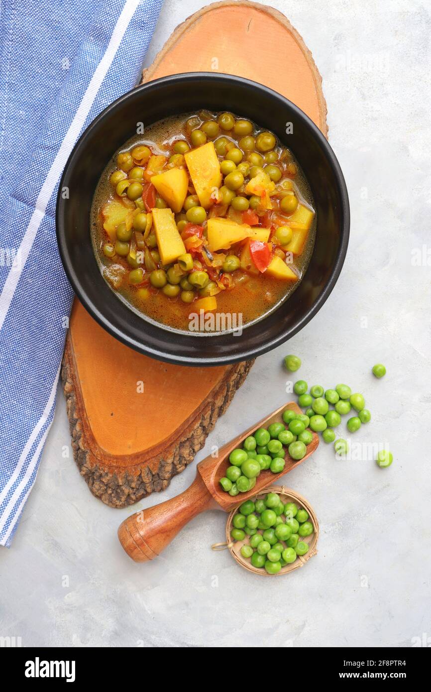 Indischer beliebter hausgemachter Aloo Matar. Kartoffeln und Erbsen-Papüree. Vatana batata bhaji oder sabzi. Mit Kochzutaten zusammen mit Kopierraum. Stockfoto