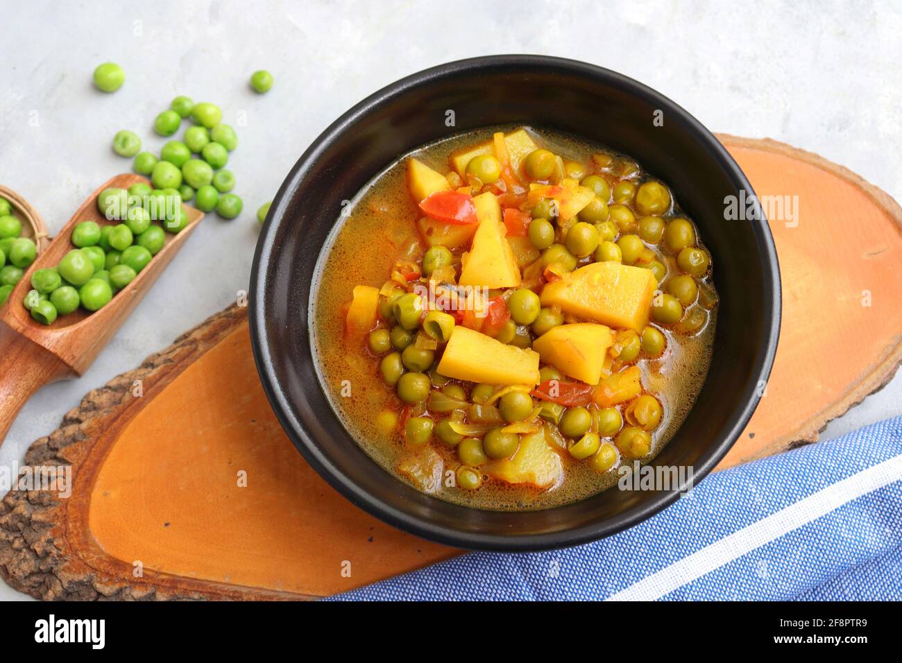 Indischer beliebter hausgemachter Aloo Matar. Kartoffeln und Erbsen-Papüree. Vatana batata bhaji oder sabzi. Mit Kochzutaten zusammen mit Kopierraum. Stockfoto
