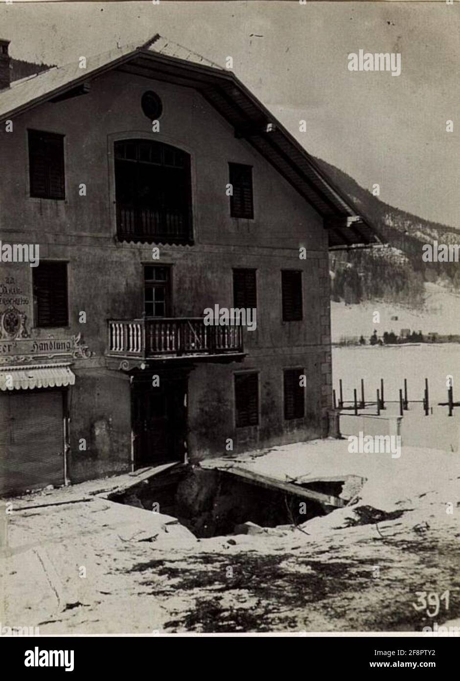 28cm voller Treffer in einem Haus in Moos, 5.2.1916. . Stockfoto