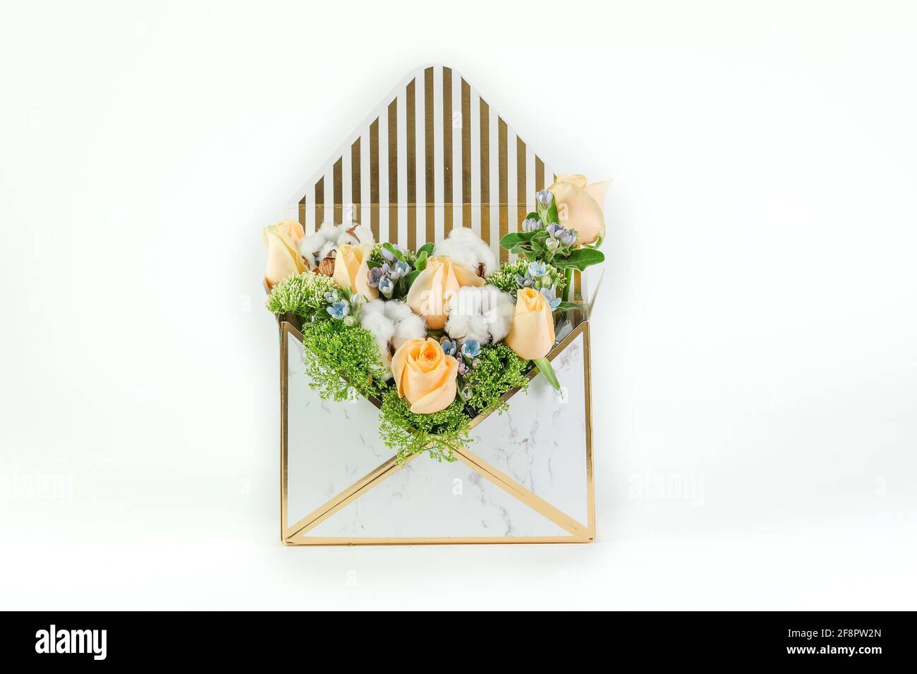 Blumenstrauß isoliert auf weißem Hintergrund. Stockfoto