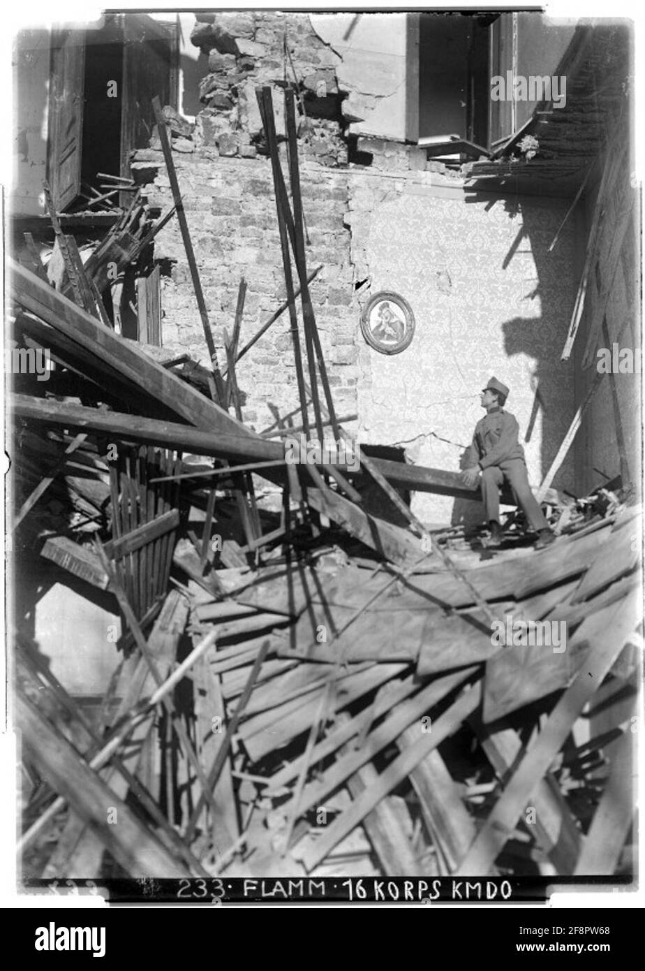 Görz, Corso Francisco 2´5 das unbeschädigte Bild der Jungfrau in einem bombardierten Haus, Isonzo, Norditalien. Fotograf: Flamm (16. Korpskomando). Stockfoto