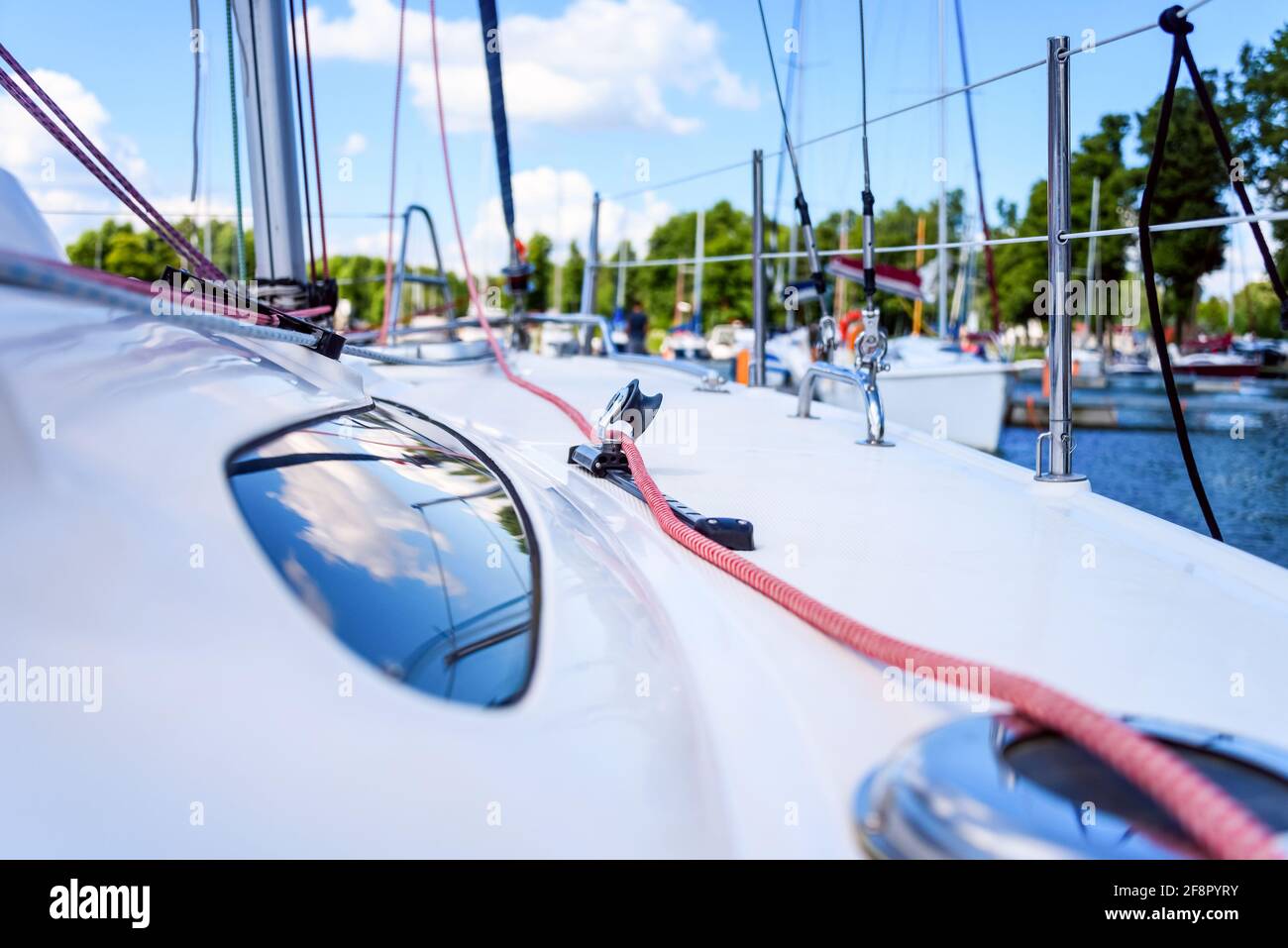 Blick von einem Hauptdeck des Segelbootes auf einen See. Sommerferien, Kreuzfahrt, Erholung, Sport, Regatta, Freizeitaktivitäten, Service, Tourismus Stockfoto