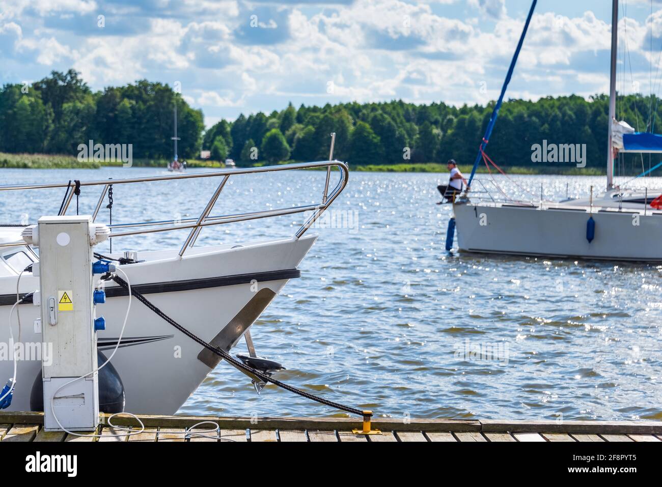 Yachten liegen in einem Hafen. Segelboote im Dock. Sommerferien, Kreuzfahrt, Erholung, Sport, Regatta, Freizeitaktivitäten, Service, Tourismus Stockfoto