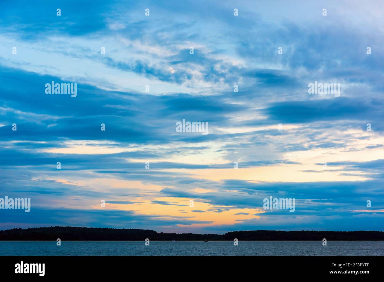 Wunderschöne Wasserlandschaft auf einem See und dramatischer düsterer und wolkiger Himmel am Abend. Schönheit in der Natur. Horizontales Foto Stockfoto