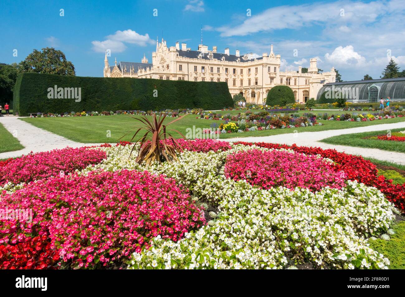 Bunte Blumenbeete im Schloss Lednice Garten jährliche Pflanzen Stockfoto