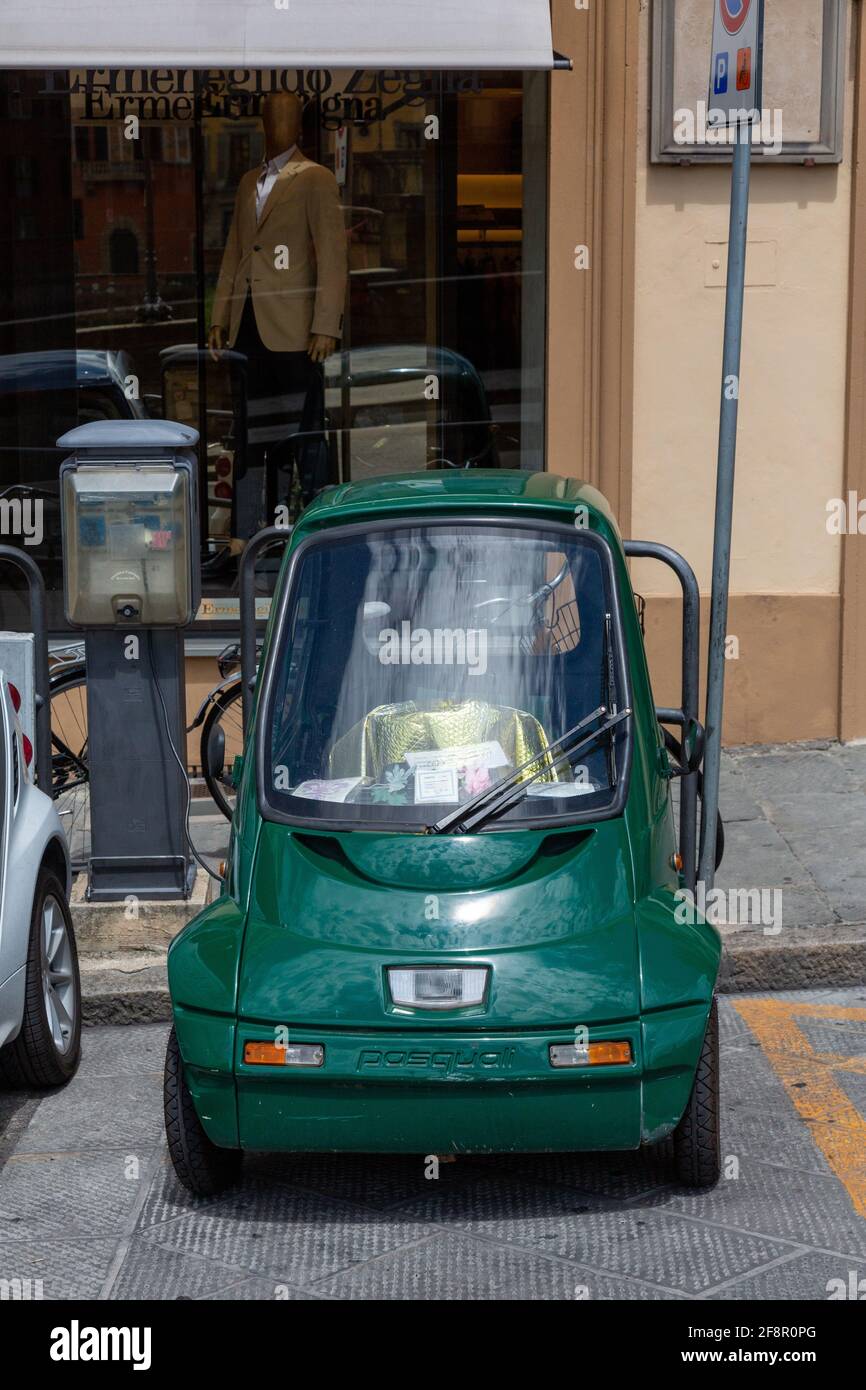 Ein Green Pasquali 3 Elektroauto mit Rädern in EINER Seitenstraße in Florenz, Italien Stockfoto
