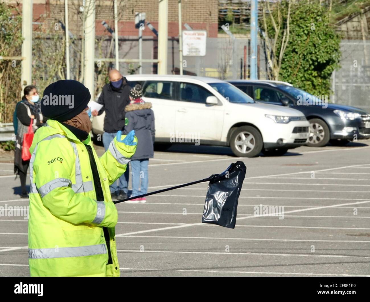 Ein Mitarbeiter von NHS Test and Trace in einer mobilen Testeinheit in Finchley. Stockfoto